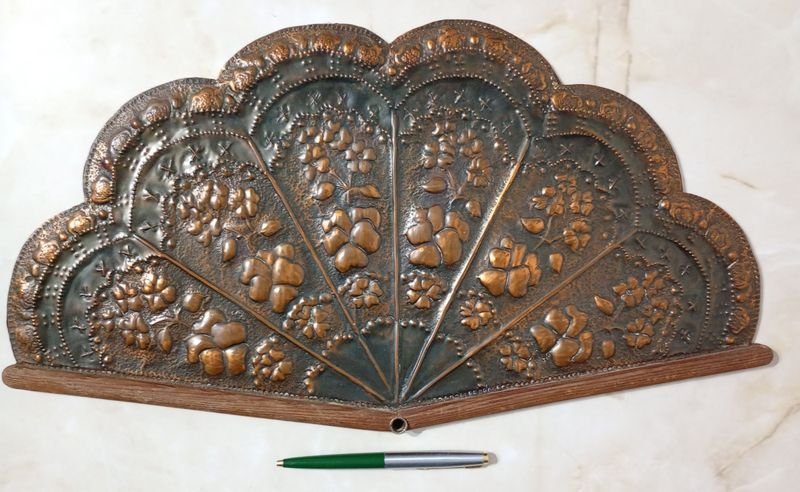 Lote anterior: Colgante de Cobre repujado con forma de abanico - Excelente condición