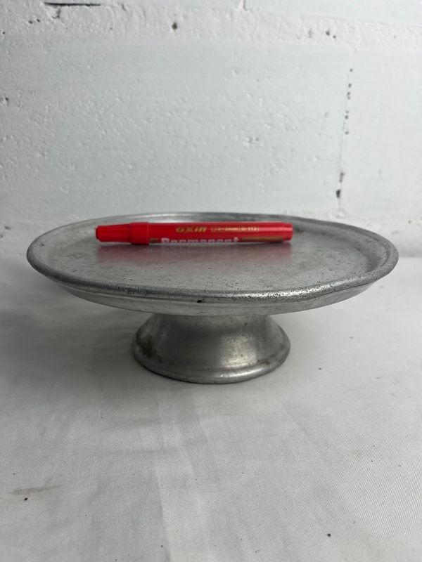 Plato con bolígrafo rojo y bandeja de plata - imagen 4