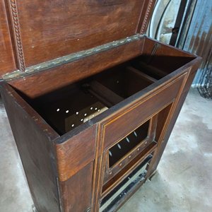 Mueble de Radio Antigua de Madera Oscura - imagen 6