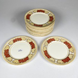 Dieciocho platillos de postre loza inglesa, bordes decorados diámetros 20 cm - imagen 1