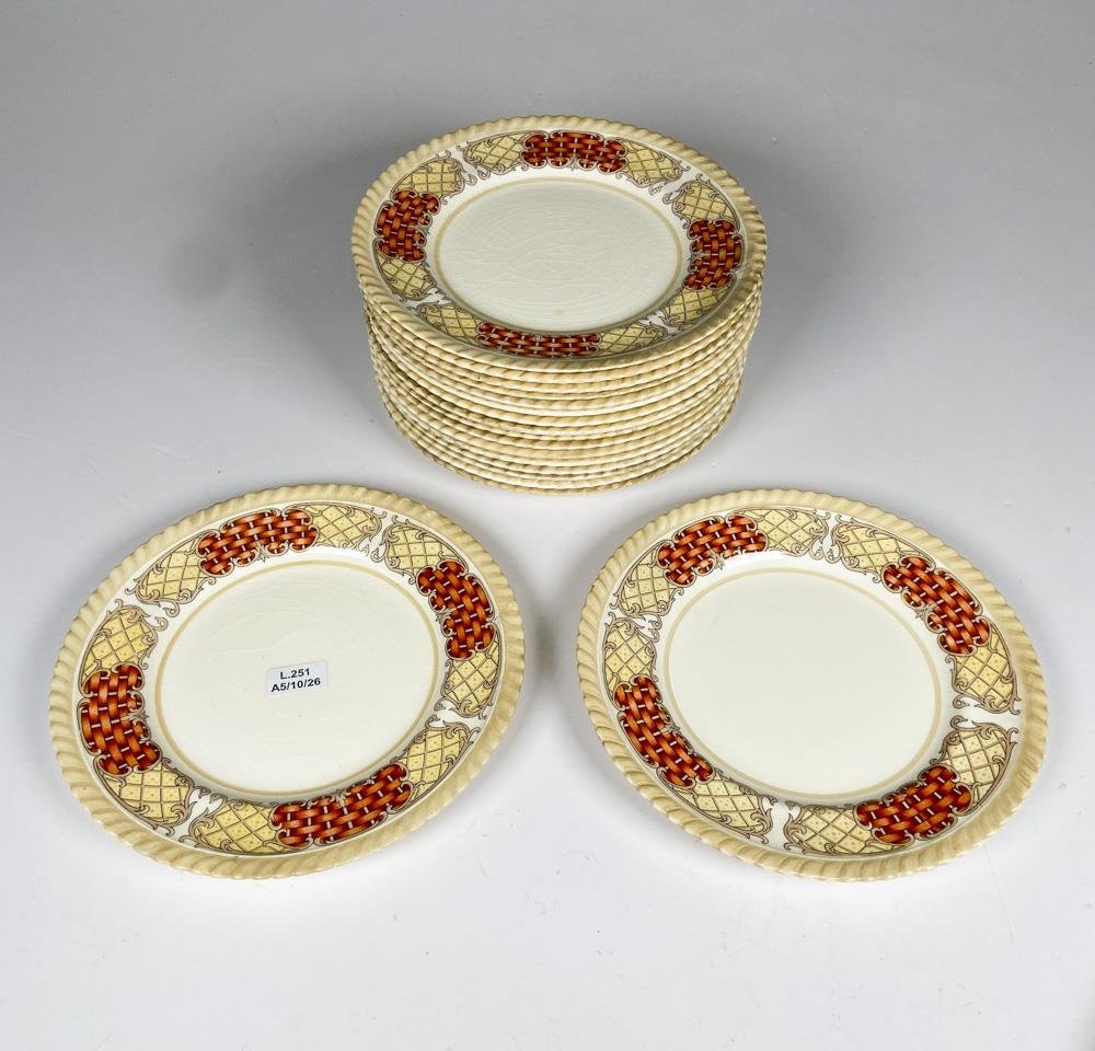 Dieciocho platillos de postre loza inglesa, bordes decorados diámetros 20 cm