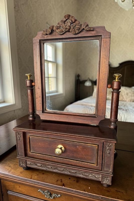 Antiguo Espejo de Tocador de Sobremesa con Cajón y Tallas Decorativas - imagen 1