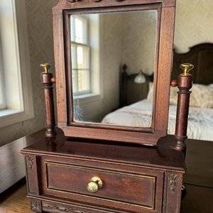Antiguo Espejo de Tocador de Sobremesa con Cajón y Tallas Decorativas - imagen 1