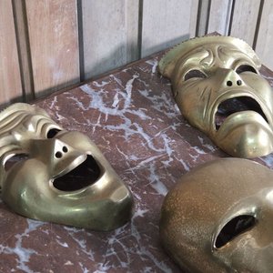 Conjunto de 3 Máscaras Teatrales Decorativas en Bronce Macizo - imagen 2