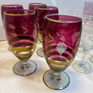 Cristalería Surtida: Copas y Vasos Rojizos con Grabados y Detalles Dorados - imagen 4