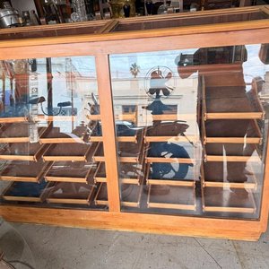 Lote siguiente: Vitrina Mostrador Antigua de Pino Restaurada con Cajones y Tiradores Metálicos