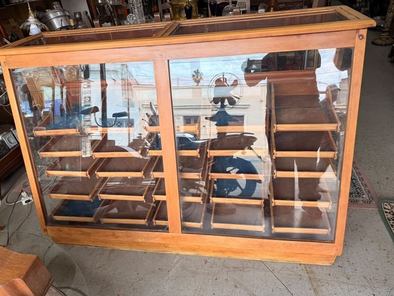 Vitrina Mostrador Antigua de Pino Restaurada con Cajones y Tiradores Metálicos