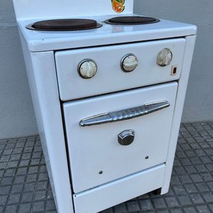 Lote anterior: Cocina Eléctrica Esmaltada Blanca con Horno y Dos Hornallas