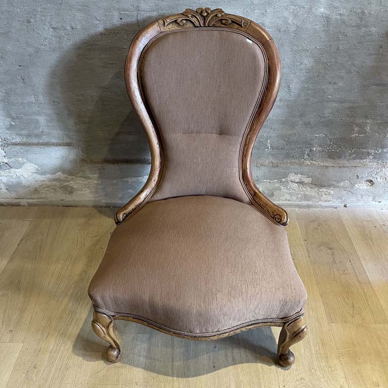Lote siguiente: Silla baja victoriana de estilo con tapicería y detalles ornamentales