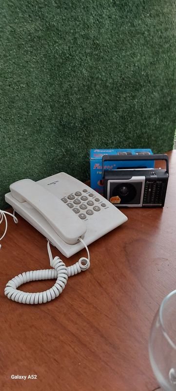 Lote siguiente: Teléfono y radio portátil con características avanzadas