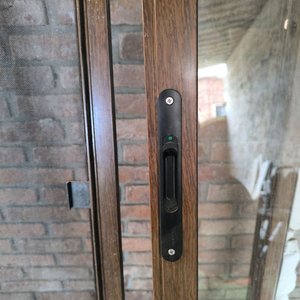 Puerta Doble Hoja con Mosquitero de Aluminio Color Madera - imagen 5