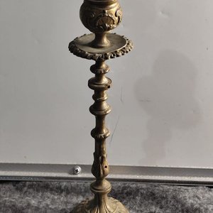 Portavelas de Bronce con Detalles Ornamentales - imagen 3