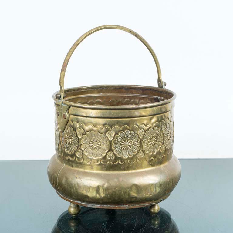 Lote siguiente: Tacho de bronce labrado con asa