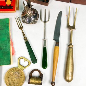 Lote de Libros, Placas, Candado y Utensilios de Bronce, Monedas y Medallas - imagen 3