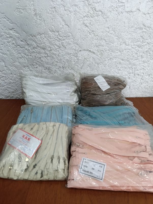 Ropa de Plástico con Cierres y Etiquetas