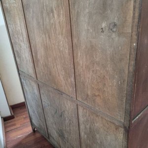 Ropero Antiguo de Madera con Tres Puertas y Diseño Curvo - imagen 4