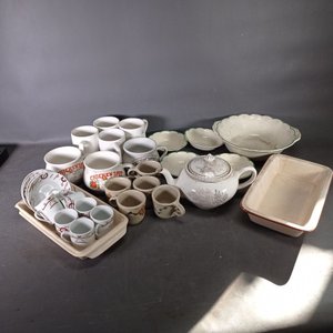 Lote siguiente: Lote de Vajilla: Tetera, Tazas, Platos y Recipientes Varios