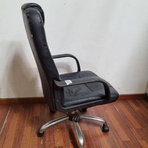 L 987 - Comodo sillon de escritorio giratorio en tapizado color negro con detalles de uso (Medidas 63x50x100cm / Con desgaste en tapizado) - imagen 3