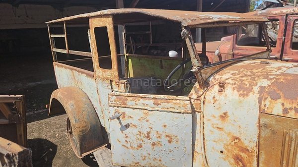Camioneta Antigua Oxidada para Restaurar