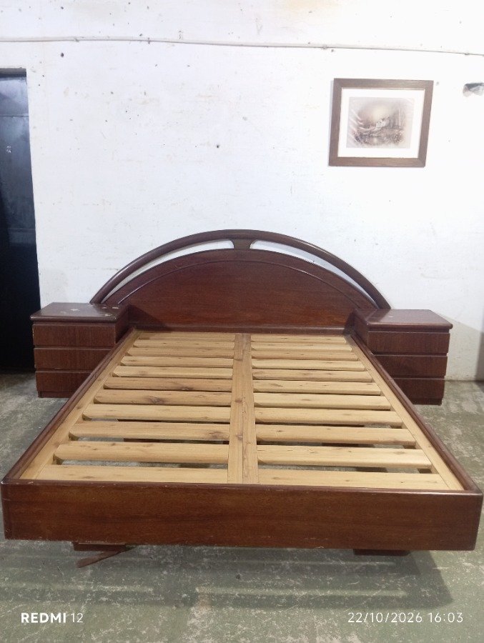 Cama de 2 plazas totalmente desarmable con 2 mesas de noche de 3 cajones