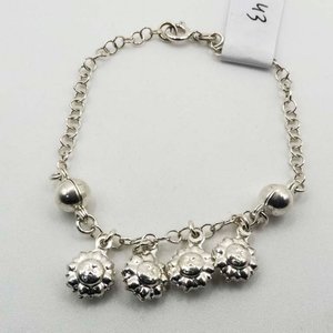 Lote siguiente: Pulsera de Plata con Dijes de Sol y Cuentas