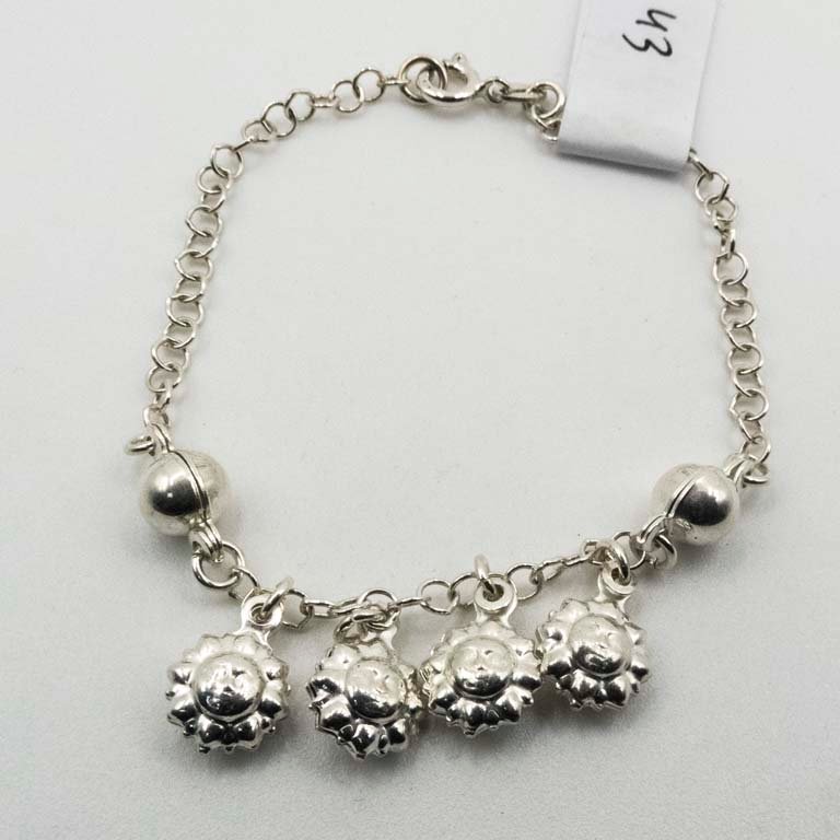 Pulsera de Plata con Dijes de Sol y Cuentas