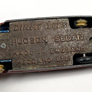 Dos autos de metal Dinky Toys ingleses: Hudson Sedan y Studebaker - imagen 4
