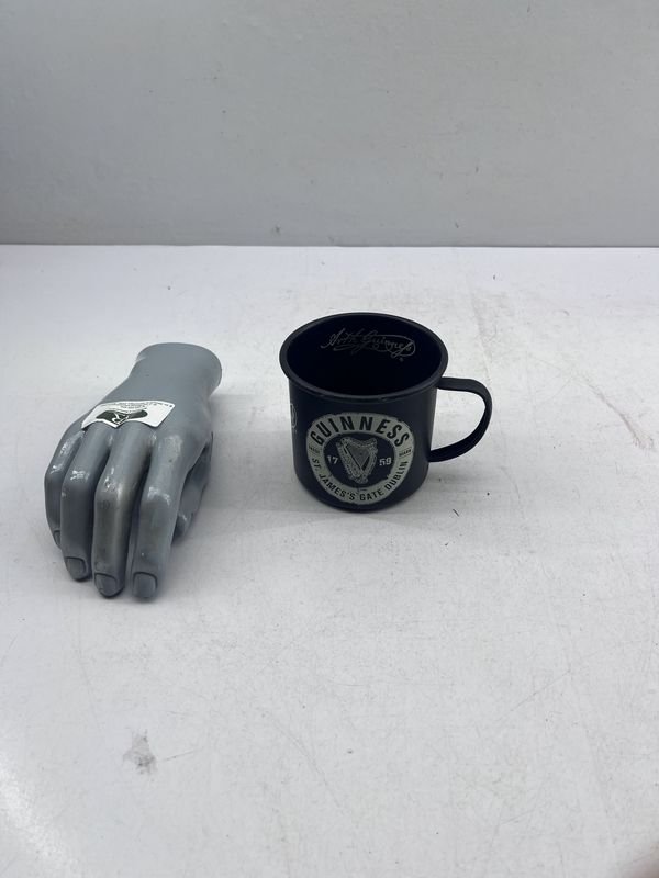 Taza Metálica Negra Guinness con Publicidad y Litografía Original - imagen 1