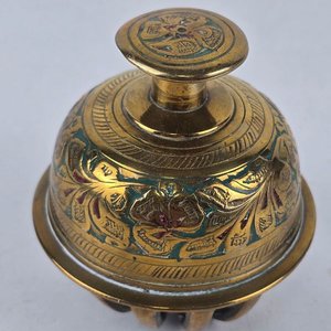 Par de Campanas Decorativas de Bronce con Grabados - imagen 5