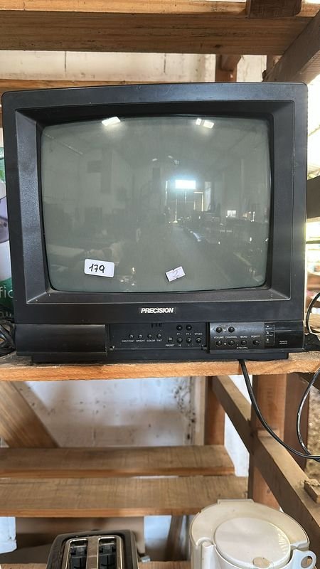 Lote siguiente: Antigua Televisión de Precisión en Venta