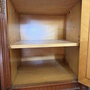Aparador Antiguo de Madera con Tapa de Mármol y Detalles Incrustados - imagen 5