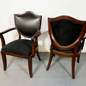 Par de Sillones Ingleses Modernos en Madera, Pana y Cuero Negro con Tachas de Bronce - imagen 4