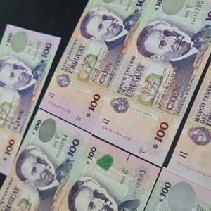Lote de 7 Billetes Uruguayos de $100 Sin Circular - imagen 3