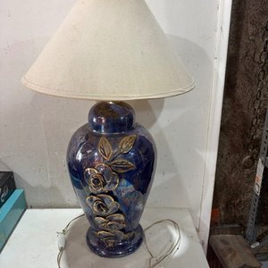 Lote anterior: Lámpara de mesa grande de cerámica azul con detalles florales dorados