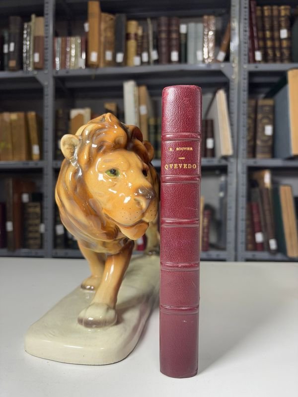 Lote siguiente: Libro y Figurita de León en Cerámica