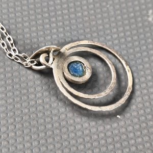 Cadena con Dije Artesanal en Plata y Pulsera Dorada con Piedras Sintéticas - imagen 5