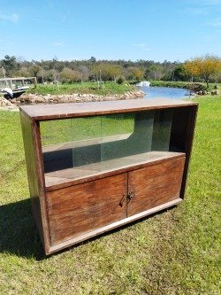 Mueble tipo cristalero de diseño antiguo
