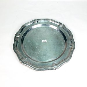 Lote anterior: Fuente Circular de Peltre con Borde Decorado