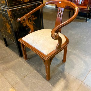 Sillón de estilo oriental con detalles dorados y tapizado floral - imagen 2