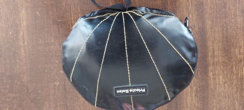 Bolsito que se vuelve mochila - Bolsa de plástico negro con objeto blanco - imagen 4