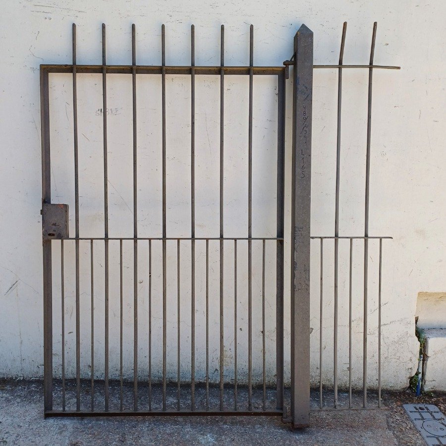 Puerta de reja en varilla de 16mm y 10mm, con parante y tramo fijo - imagen 2