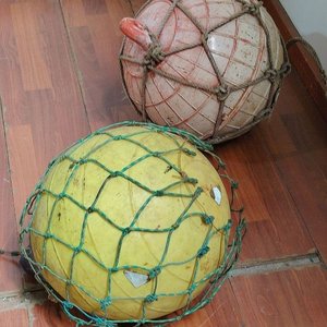 Juego de 2 Boyas de Pesca/Navegación Rojas y Amarillas con Redes - imagen 3