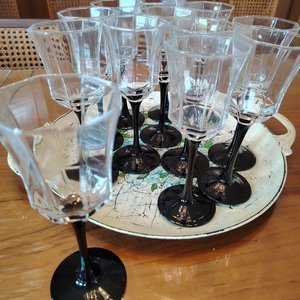 Juego de 10 Copas Octogonales con Base Negra y Bandeja - imagen 1