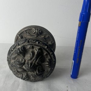 Manijón de Bronce Macizo con Detalles Ornamentales - imagen 5