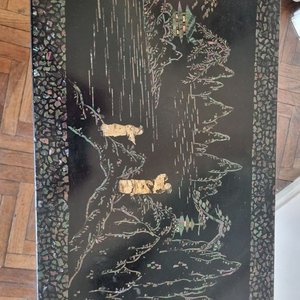 Antigua Mesa Auxiliar Oriental Laqueada con Marquetería y Escena Paisajística - imagen 4