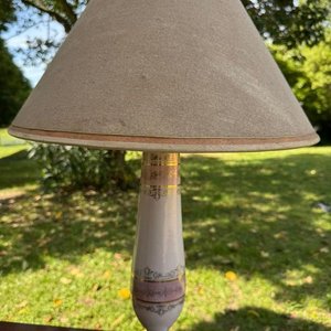 Lote siguiente: lampara de mesa en porcelana con detalles dorados y colores rosados malva