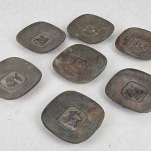 Set de 7 antiguos posavasos o ceniceros de bronce con signos del zodíaco - imagen 2