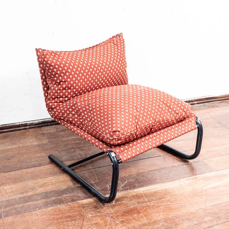 Lote siguiente: Sillón bajo de estructura metálica con asiento tapizado