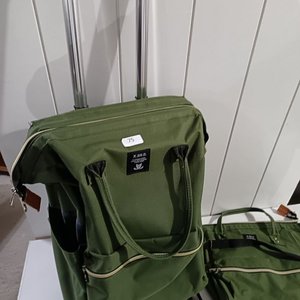 Lote anterior: Set de Viaje: Mochila con Ruedas y Bolso Chico a Juego X.SH.D. Verde Lona
