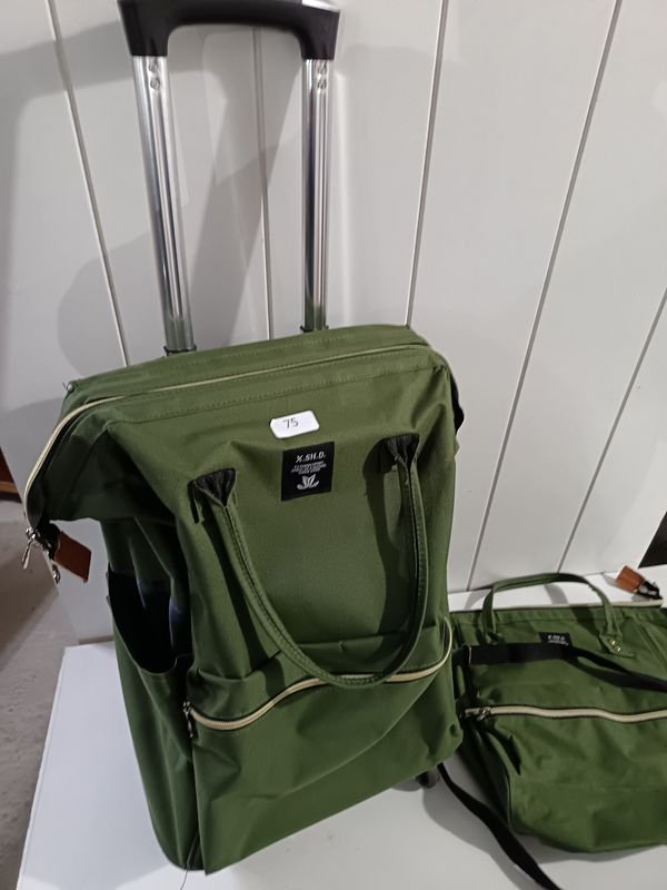 Set de Viaje: Mochila con Ruedas y Bolso Chico a Juego X.SH.D. Verde Lona